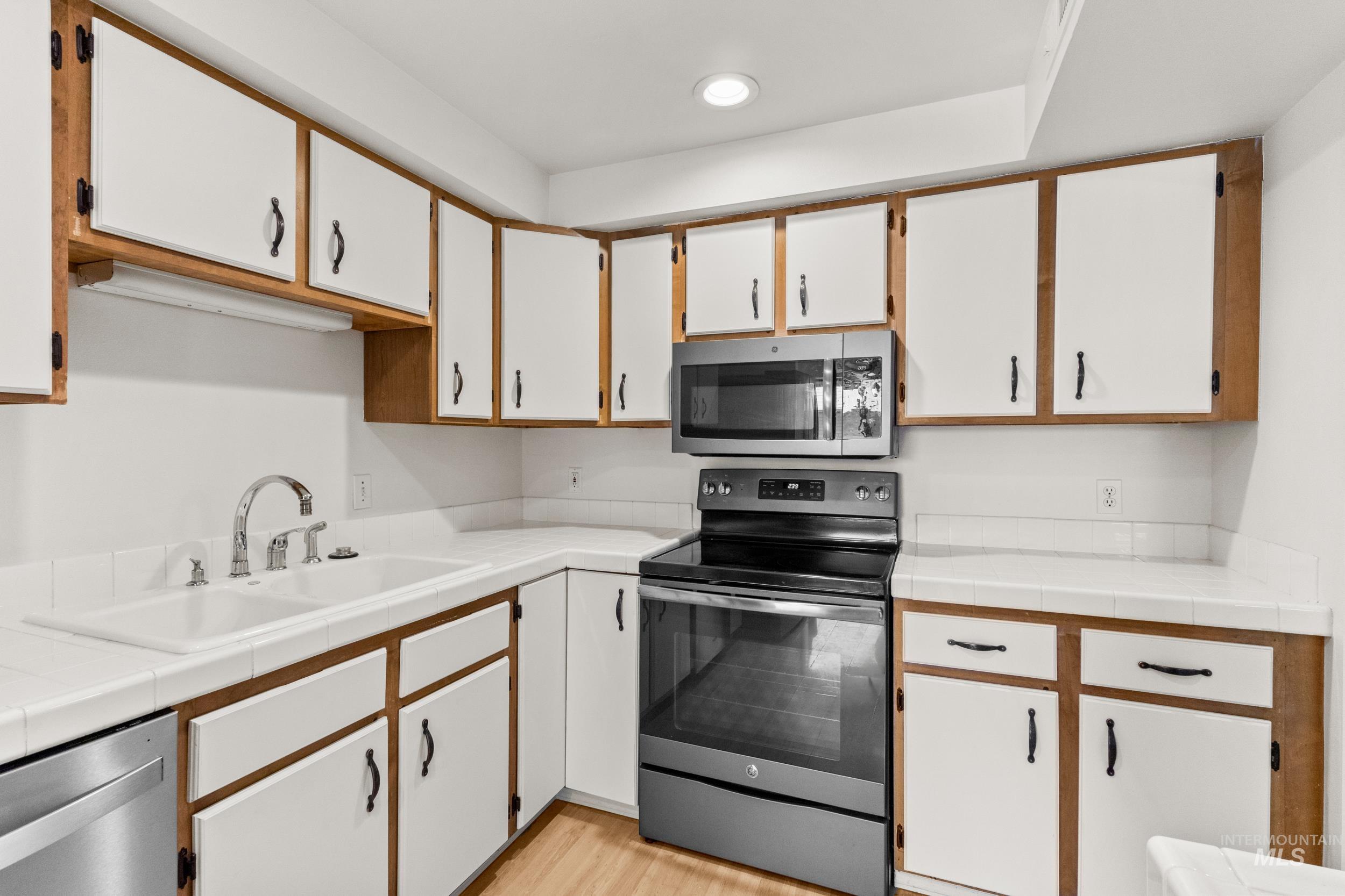 3687 S Gekeler Ln, Boise, Idaho 83706, 3 Bedrooms, 2 Bathrooms, Residential For Sale, Price $340,000,MLS 98989582