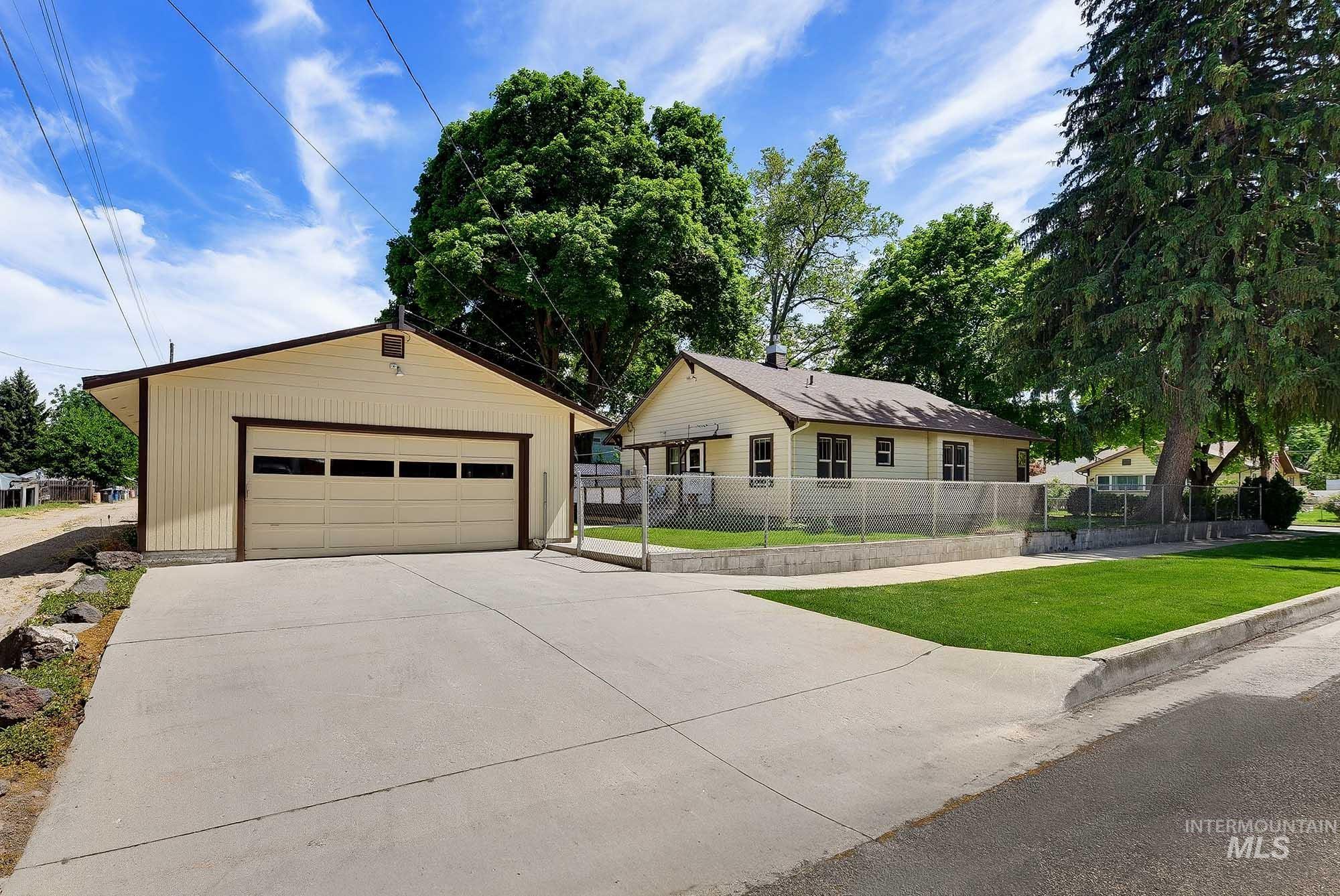 1501 Blaine St, Caldwell, Idaho 83605-4334, 3 Bedrooms, 1 Bathroom, Residential For Sale, Price $349,900,MLS 98989591