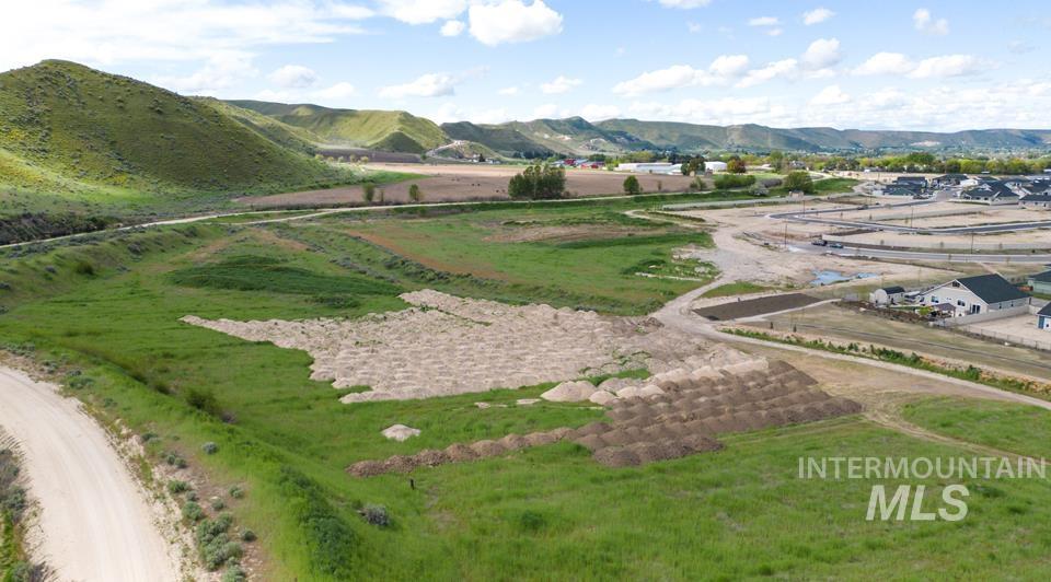 2736 Soulen Dr, Emmett, Idaho 83607, 3 Bedrooms, 2 Bathrooms, Residential For Sale, Price $589,000,MLS 98989626
