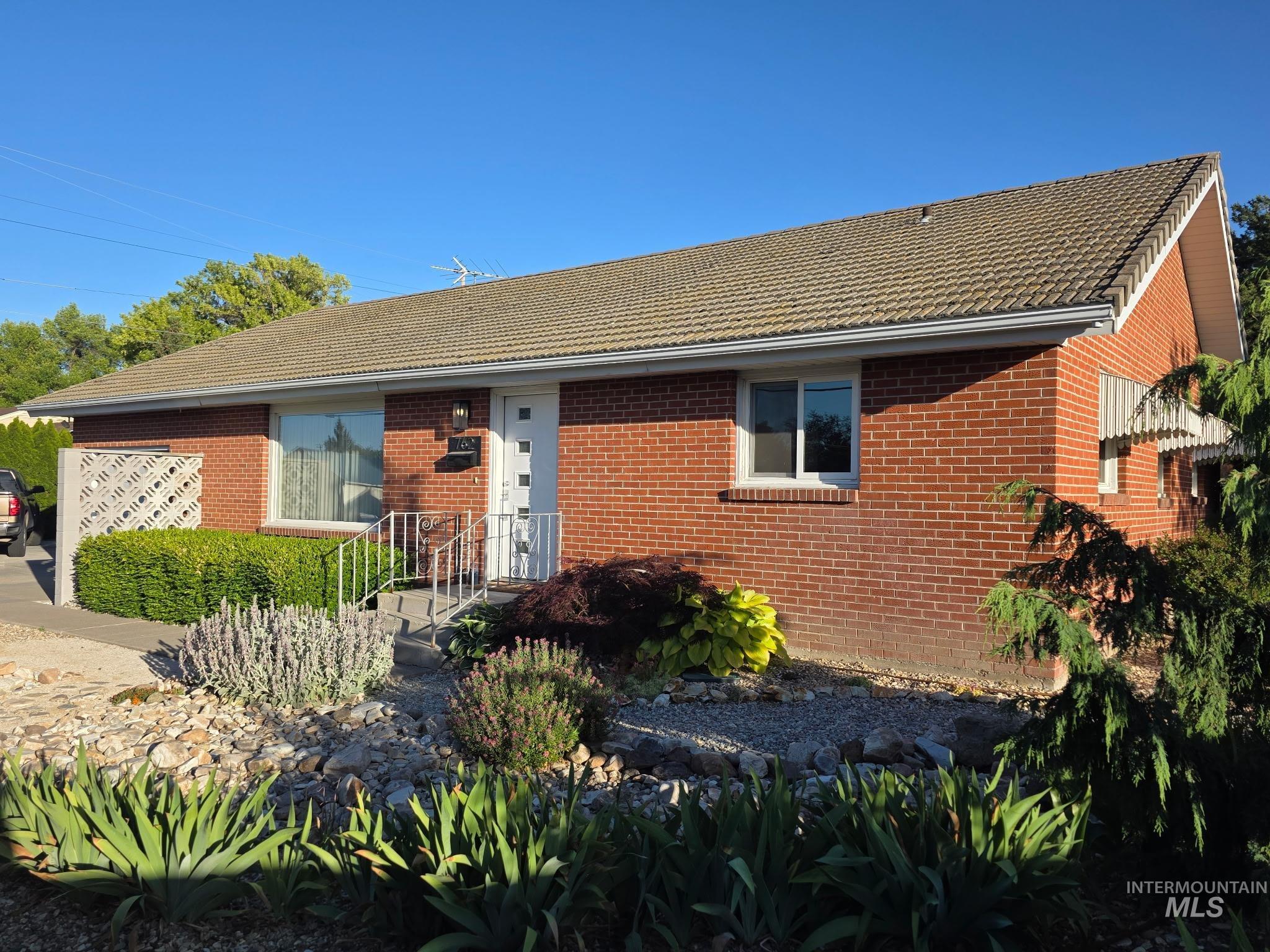 762 Filer Ave, Twin Falls, Idaho 83301, 2 Bedrooms, 2 Bathrooms, Residential For Sale, Price $371,849, 98989644