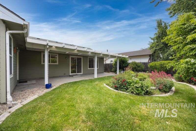 2292 N Siesta Way, Boise, Idaho 83704, 3 Bedrooms, 2 Bathrooms, Residential For Sale, Price $435,000, 98989658
