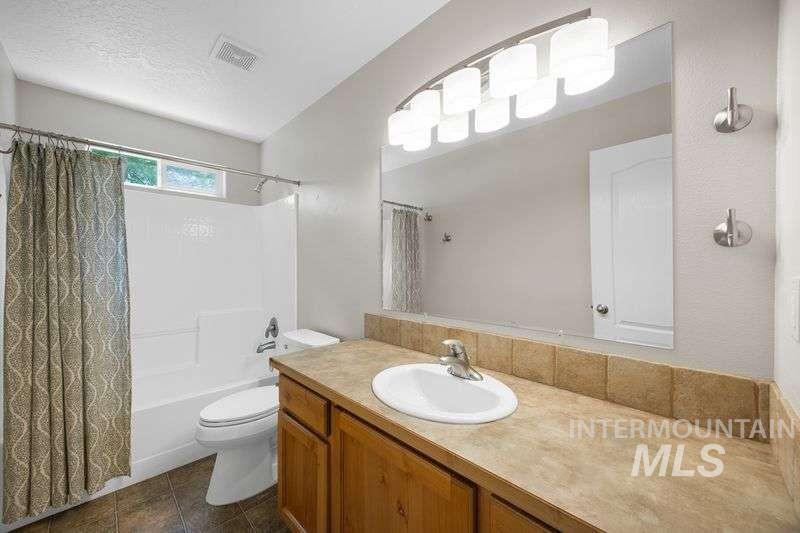 2292 N Siesta Way, Boise, Idaho 83704, 3 Bedrooms, 2 Bathrooms, Residential For Sale, Price $435,000, 98989658