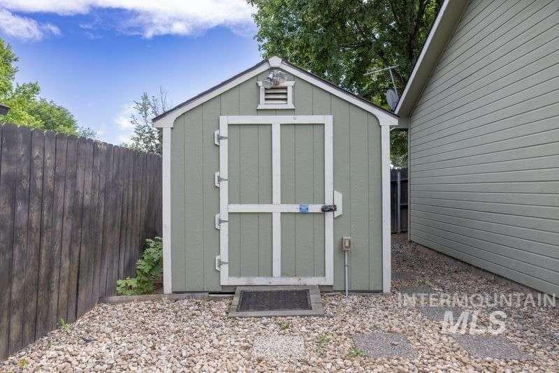 2292 N Siesta Way, Boise, Idaho 83704, 3 Bedrooms, 2 Bathrooms, Residential For Sale, Price $435,000, 98989658