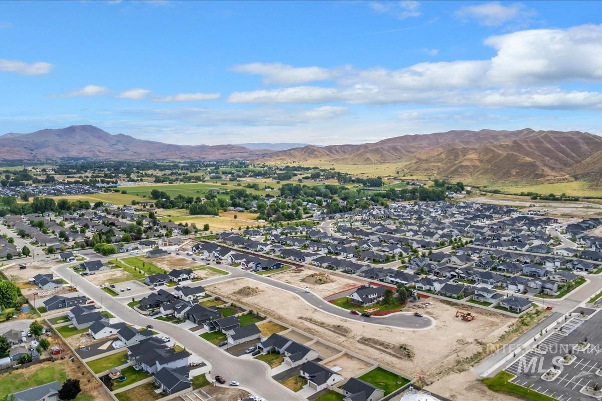1840 Regency Way, Emmett, Idaho 83617, 3 Bedrooms, 2 Bathrooms, Residential For Sale, Price $399,000, 98989659