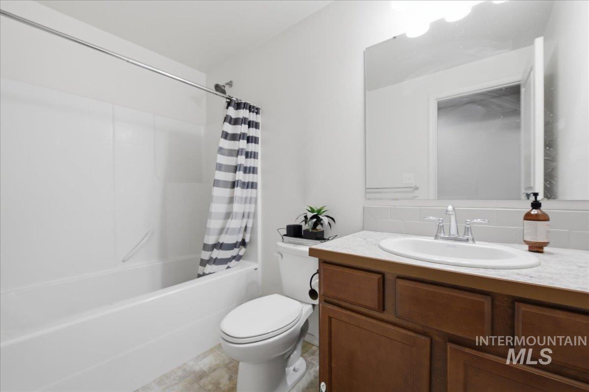 2205 E Elm Grove Dr., Nampa, Idaho 83686, 3 Bedrooms, 2 Bathrooms, Residential For Sale, Price $349,999,MLS 98989661
