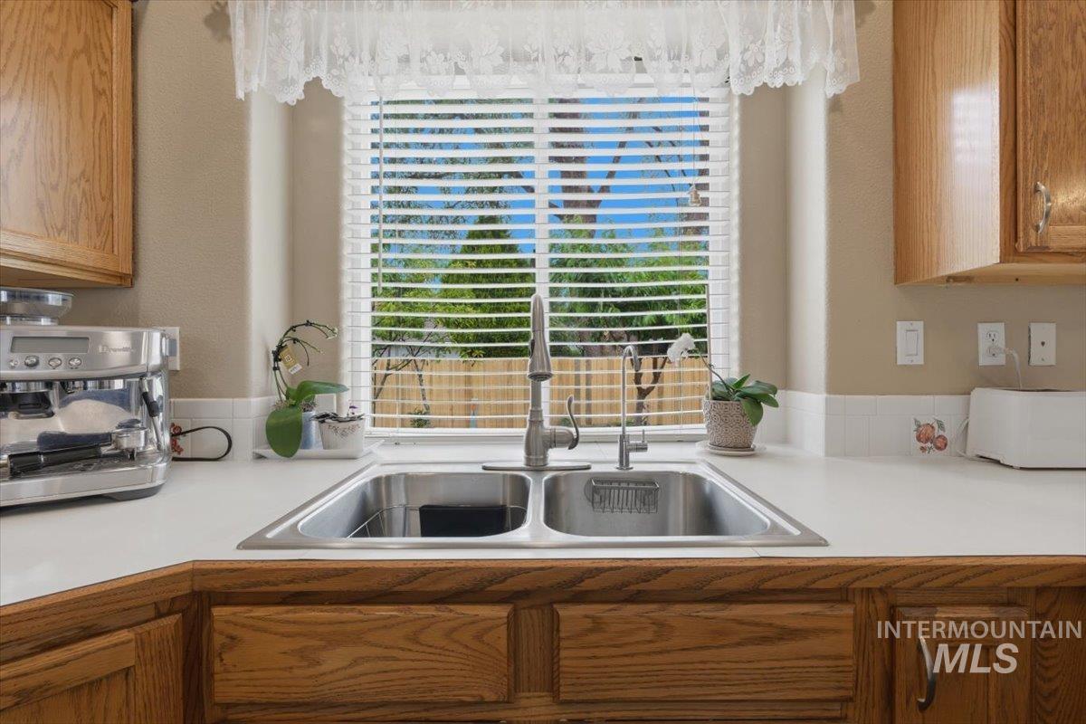 2716 E Castleberg Loop, Nampa, Idaho 83686, 3 Bedrooms, 2 Bathrooms, Residential For Sale, Price $369,900, 98989667