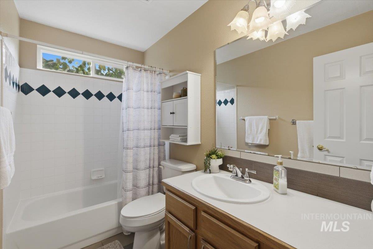 2716 E Castleberg Loop, Nampa, Idaho 83686, 3 Bedrooms, 2 Bathrooms, Residential For Sale, Price $369,900, 98989667