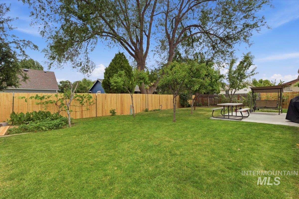 2716 E Castleberg Loop, Nampa, Idaho 83686, 3 Bedrooms, 2 Bathrooms, Residential For Sale, Price $369,900, 98989667