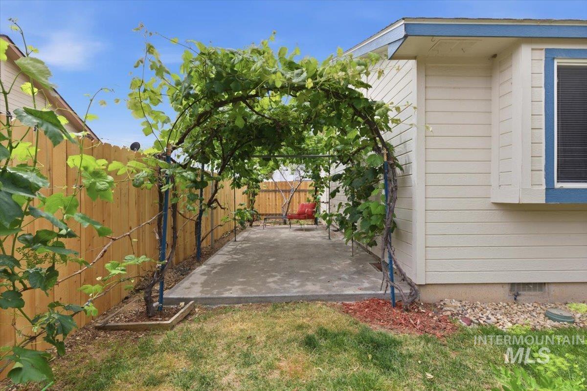 2716 E Castleberg Loop, Nampa, Idaho 83686, 3 Bedrooms, 2 Bathrooms, Residential For Sale, Price $369,900, 98989667