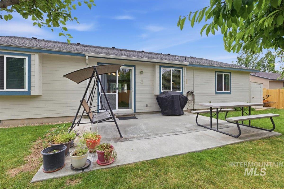 2716 E Castleberg Loop, Nampa, Idaho 83686, 3 Bedrooms, 2 Bathrooms, Residential For Sale, Price $369,900, 98989667
