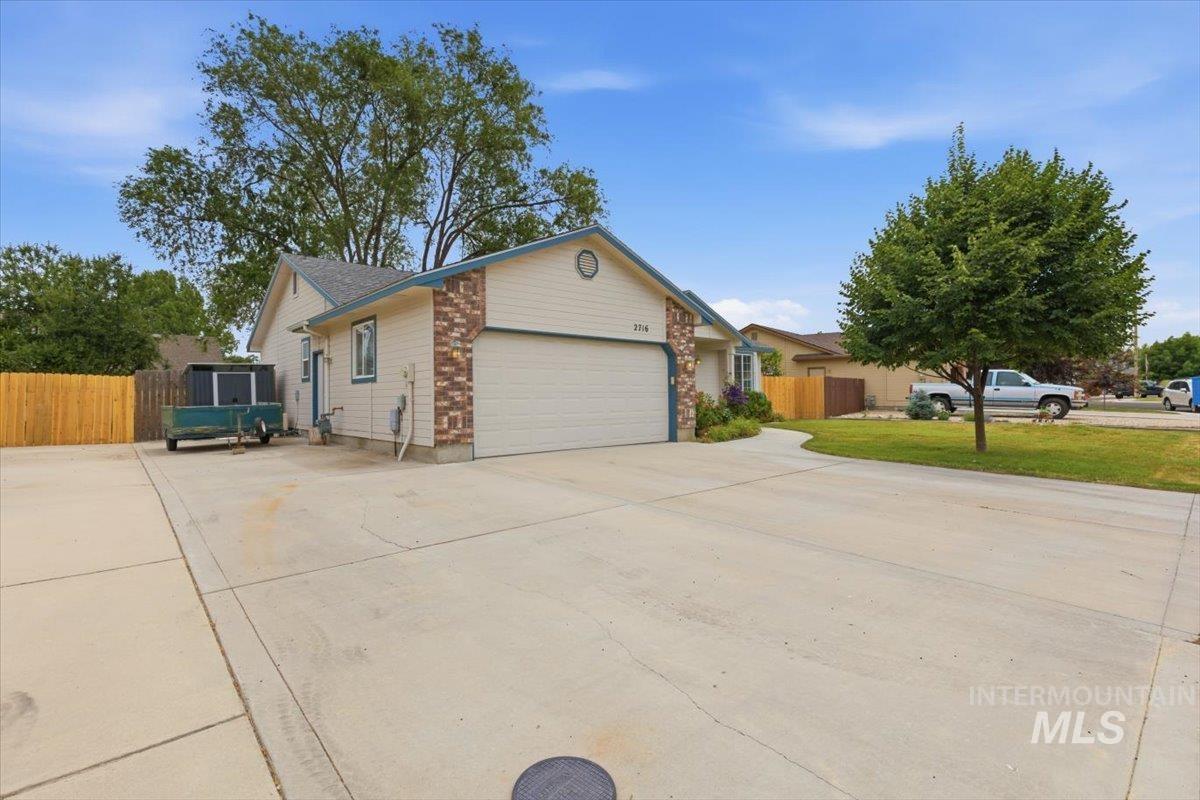 2716 E Castleberg Loop, Nampa, Idaho 83686, 3 Bedrooms, 2 Bathrooms, Residential For Sale, Price $369,900, 98989667