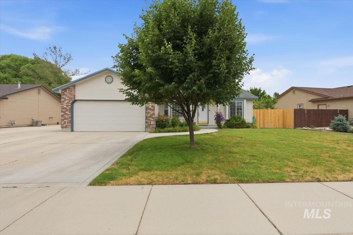 2716 E Castleberg Loop, Nampa, Idaho 83686, 3 Bedrooms, 2 Bathrooms, Residential For Sale, Price $369,900, 98989667