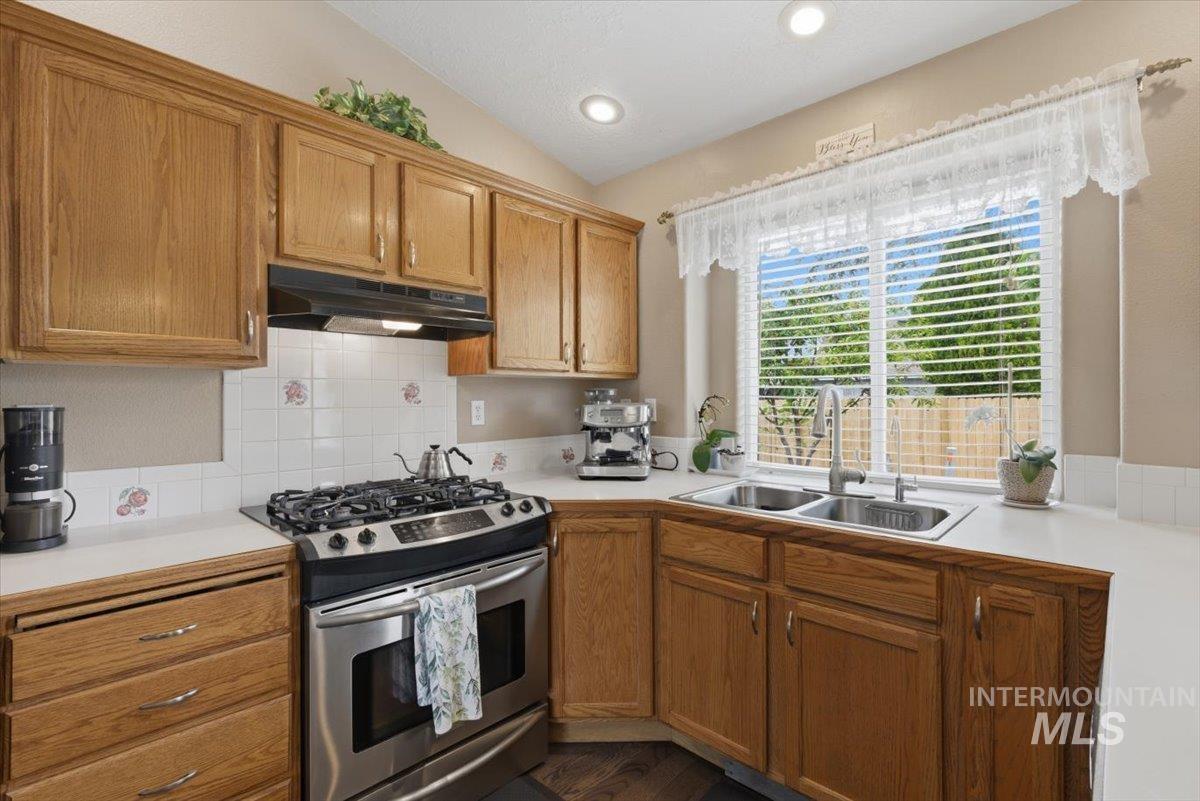 2716 E Castleberg Loop, Nampa, Idaho 83686, 3 Bedrooms, 2 Bathrooms, Residential For Sale, Price $369,900, 98989667