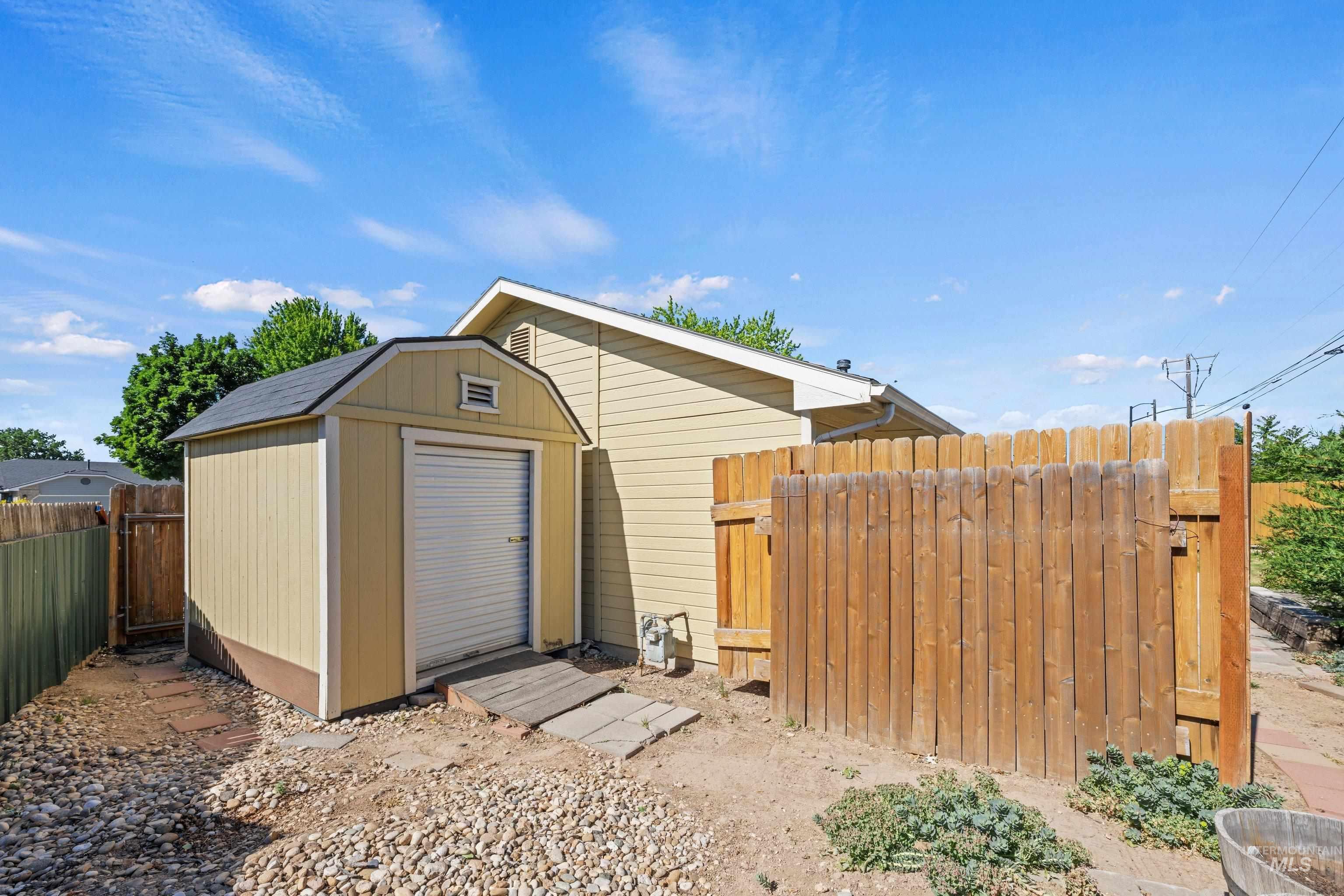 156 E Eastbrook Ct, Meridian, Idaho 83646, 3 Bedrooms, 2 Bathrooms, Residential For Sale, Price $389,900, 98989668