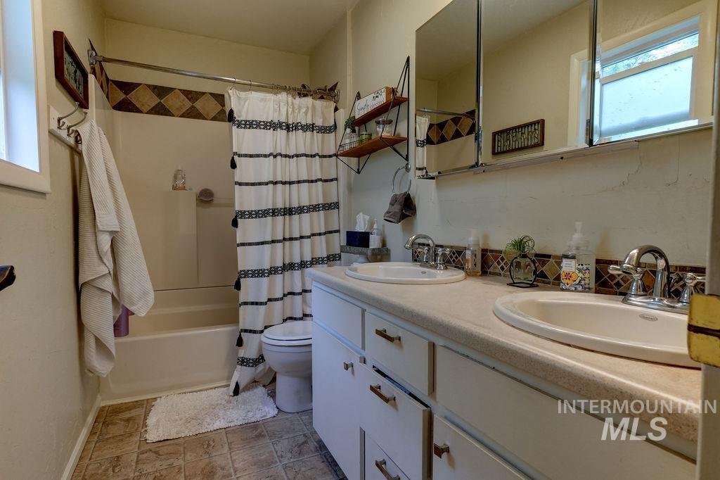 2992 9th Ave E, Twin Falls, Idaho 83301, 4 Bedrooms, 4 Bathrooms, Residential For Sale, Price $540,000, 98989670