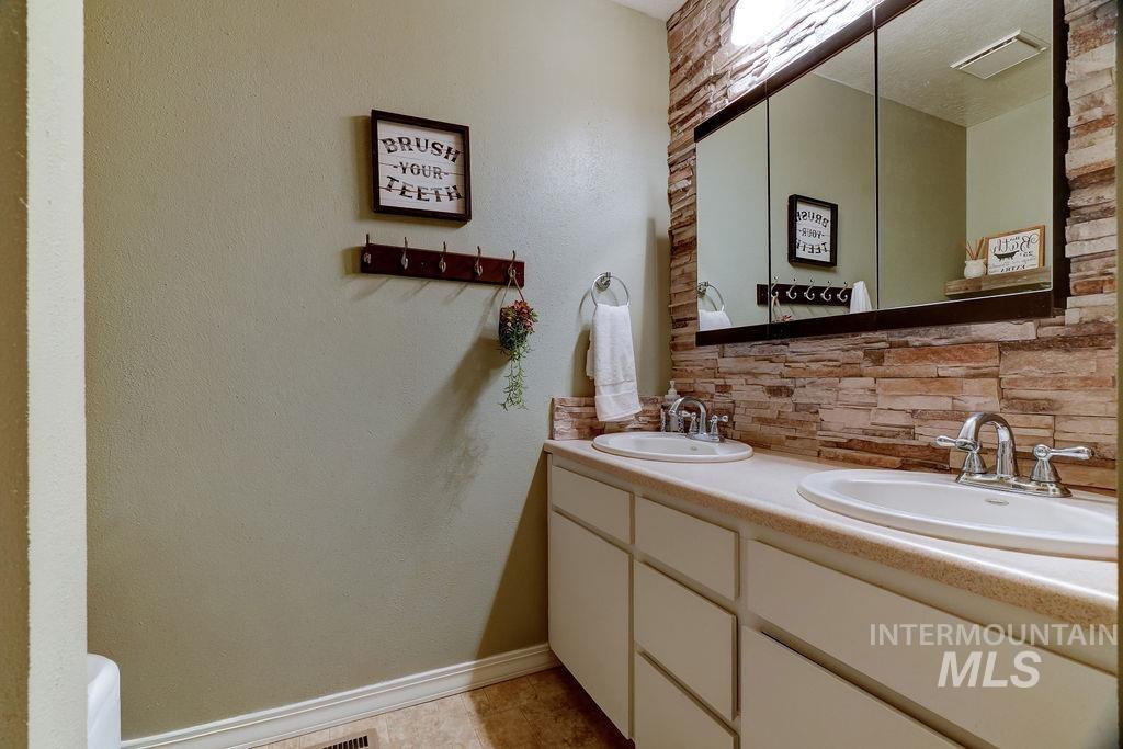 2992 9th Ave E, Twin Falls, Idaho 83301, 4 Bedrooms, 4 Bathrooms, Residential For Sale, Price $540,000, 98989670