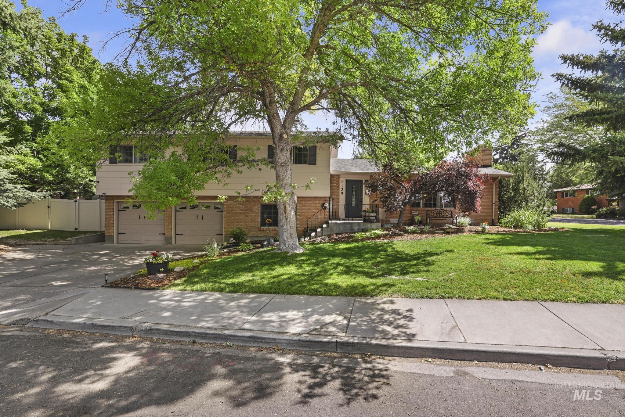 2139 Hillcrest Ln, Twin Falls, Idaho 83301-5353, 4 Bedrooms, 2.5 Bathrooms, Residential For Sale, Price $469,000, 98989679
