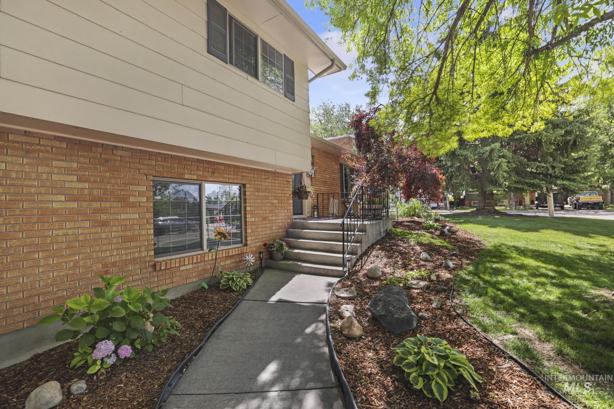 2139 Hillcrest Ln, Twin Falls, Idaho 83301-5353, 4 Bedrooms, 2.5 Bathrooms, Residential For Sale, Price $469,000, 98989679