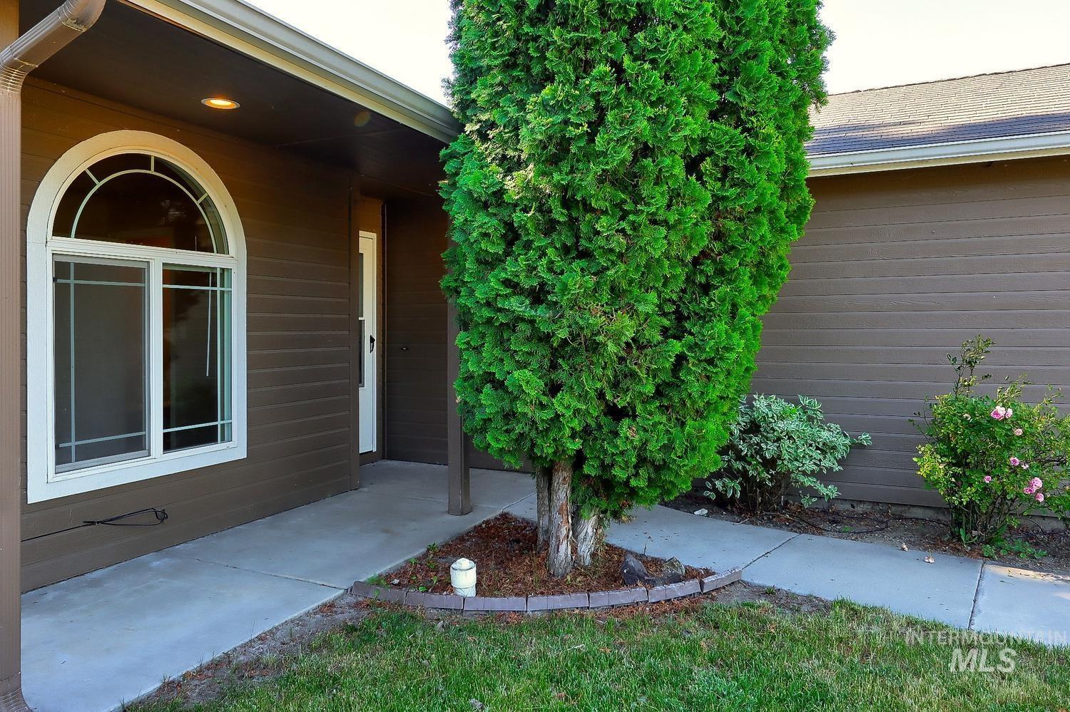 814 Sioux Ave, Emmett, Idaho 83617-4011, 3 Bedrooms, 2 Bathrooms, Residential For Sale, Price $316,000, 98989680