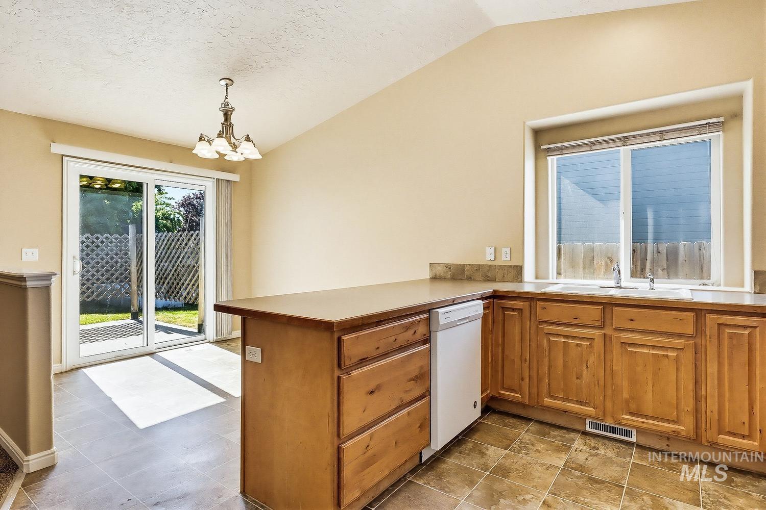 814 Sioux Ave, Emmett, Idaho 83617-4011, 3 Bedrooms, 2 Bathrooms, Residential For Sale, Price $316,000, 98989680