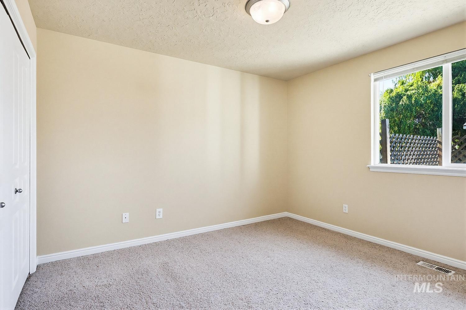 814 Sioux Ave, Emmett, Idaho 83617-4011, 3 Bedrooms, 2 Bathrooms, Residential For Sale, Price $316,000, 98989680