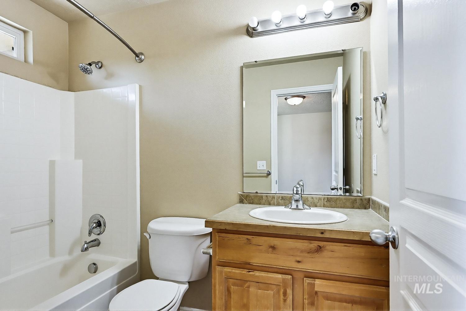814 Sioux Ave, Emmett, Idaho 83617-4011, 3 Bedrooms, 2 Bathrooms, Residential For Sale, Price $316,000, 98989680
