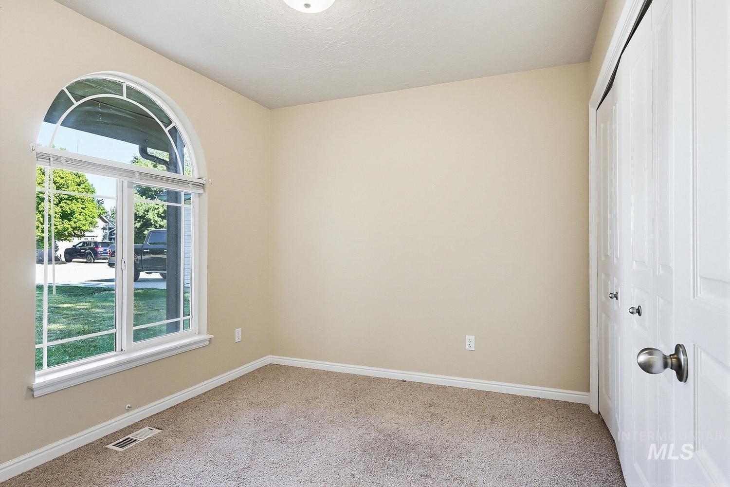 814 Sioux Ave, Emmett, Idaho 83617-4011, 3 Bedrooms, 2 Bathrooms, Residential For Sale, Price $316,000, 98989680