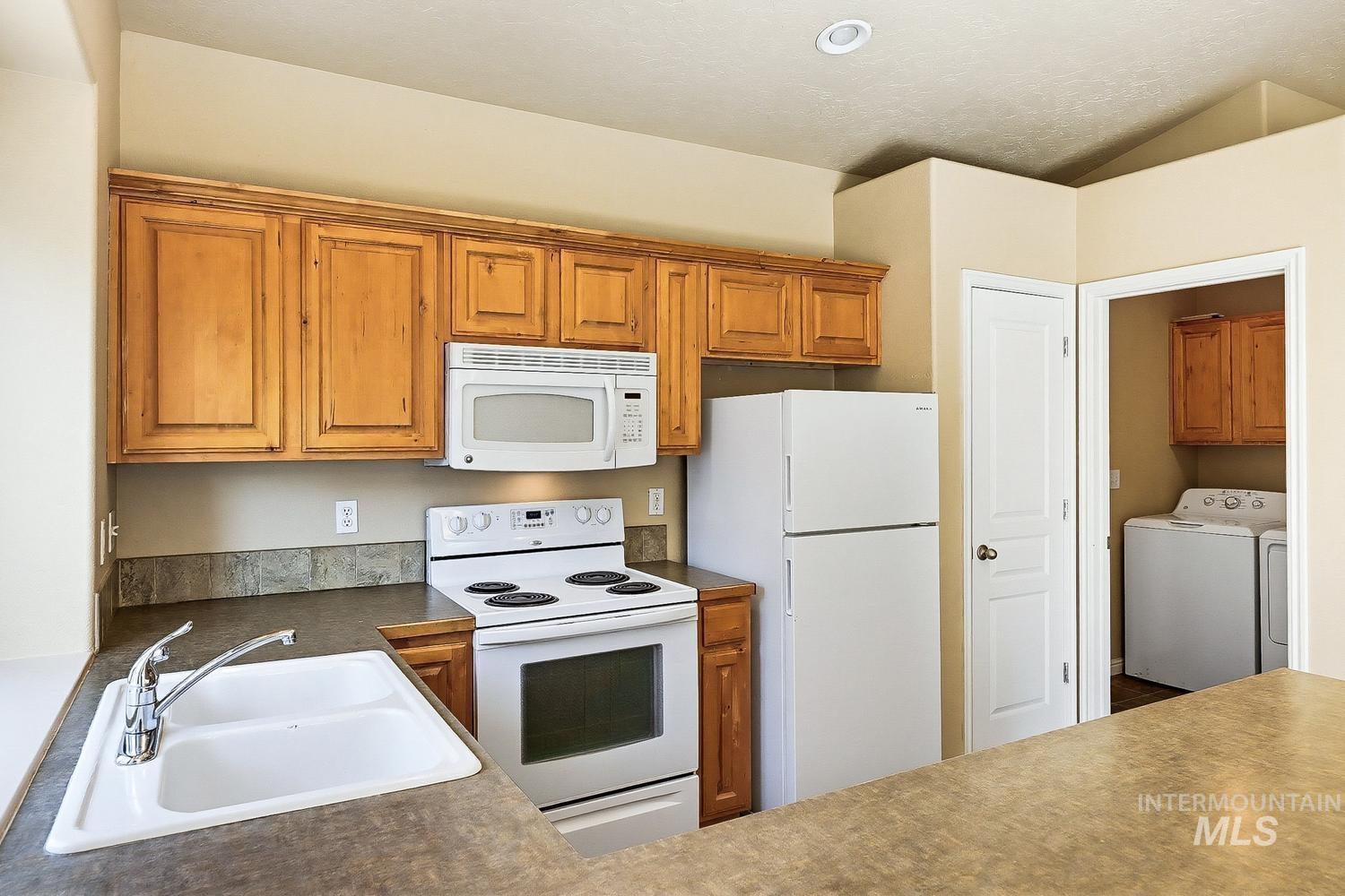 814 Sioux Ave, Emmett, Idaho 83617-4011, 3 Bedrooms, 2 Bathrooms, Residential For Sale, Price $316,000, 98989680