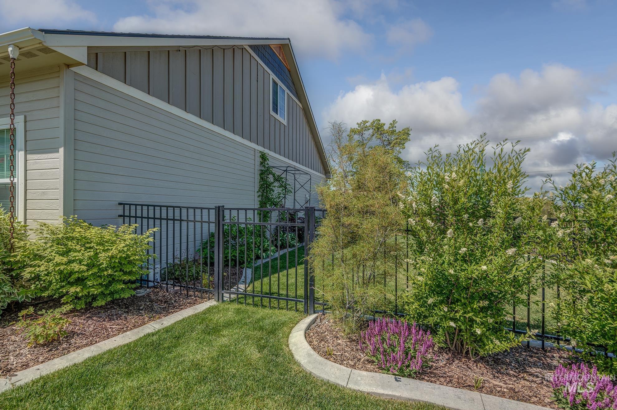 555 Syringa Falls Ct, Fruitland, Idaho 83619, 4 Bedrooms, 3 Bathrooms, Residential For Sale, Price $509,900, 98989681
