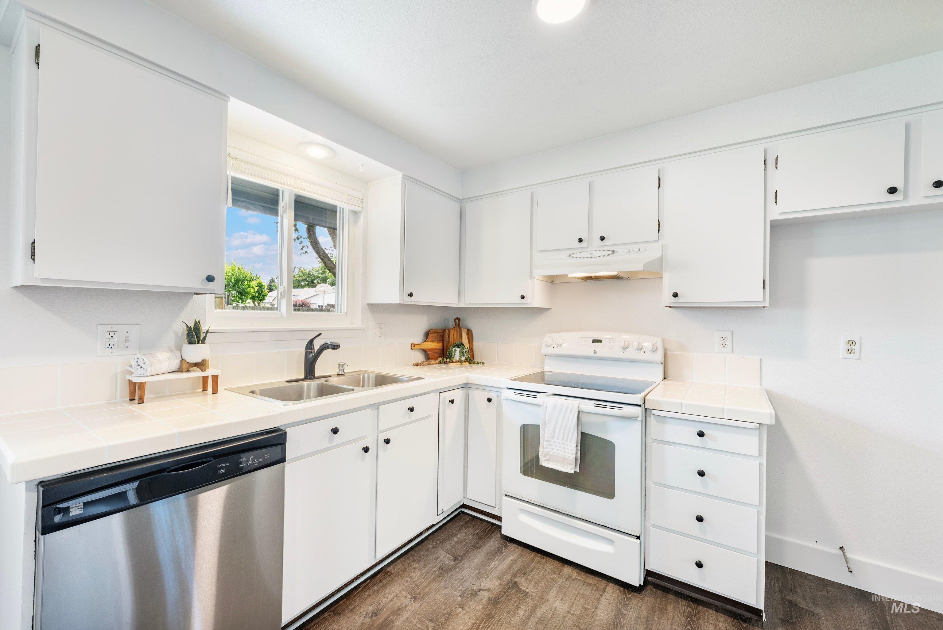2950 N Cribbens Ave, Boise, Idaho 83713, 2 Bedrooms, 1 Bathroom, Residential For Sale, Price $300,000,MLS 98989696