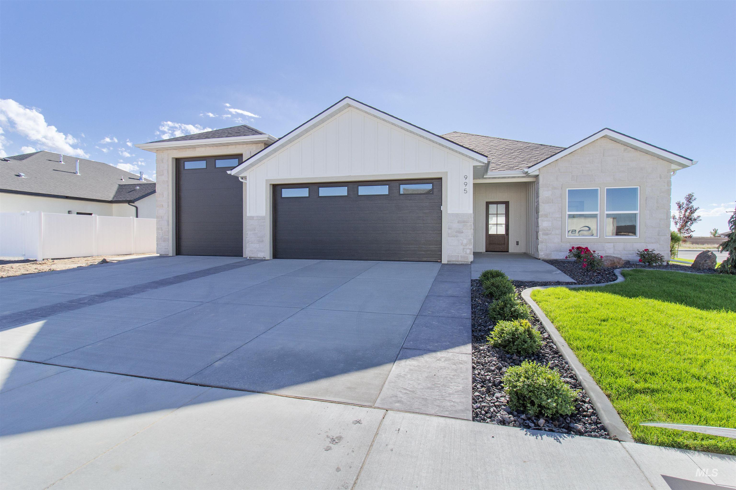 995 Canal Street, Twin Falls, Idaho 83301, 4 Bedrooms, 2.5 Bathrooms, Residential For Sale, Price $625,000,MLS 98989716