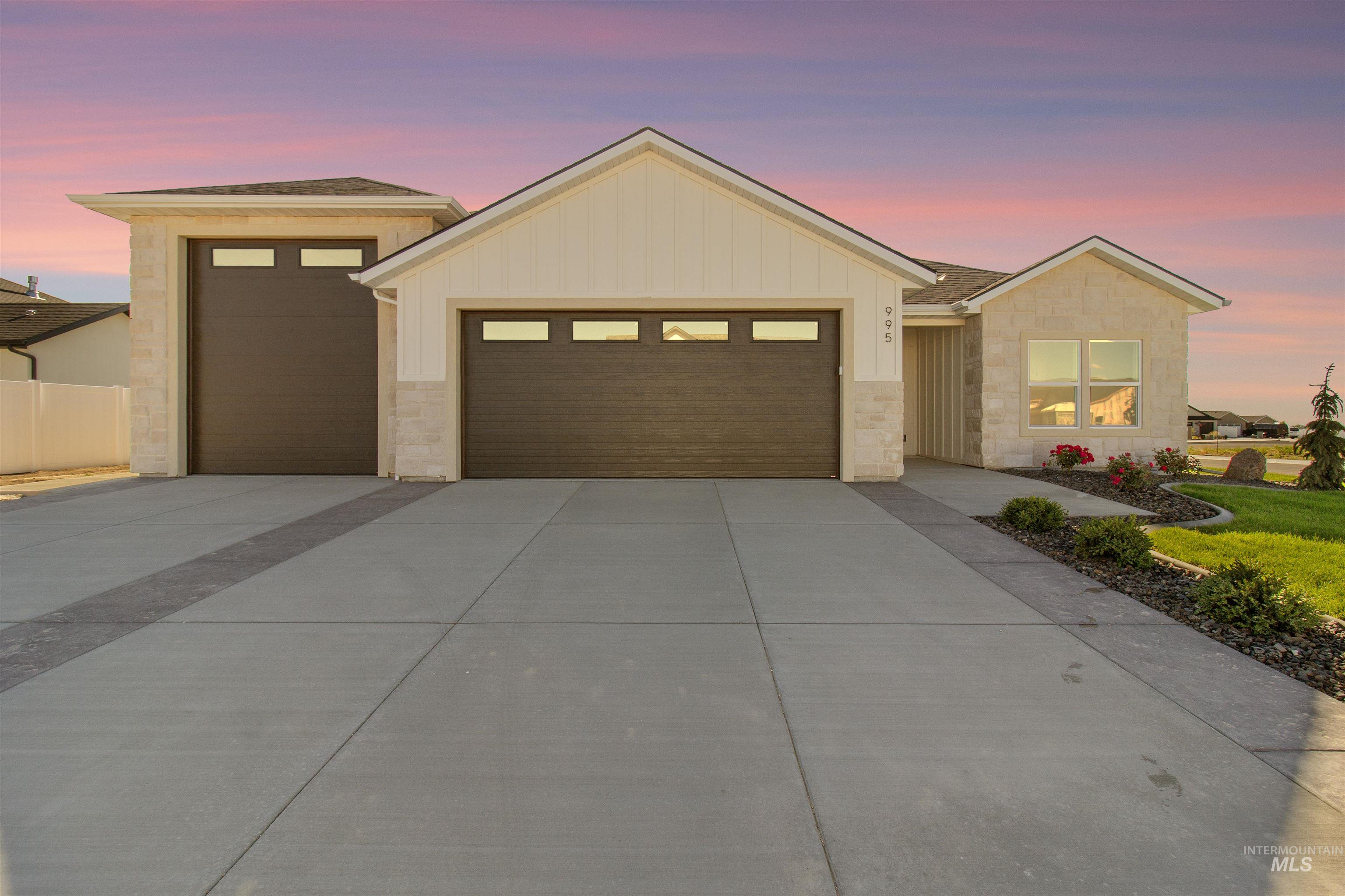 995 Canal Street, Twin Falls, Idaho 83301, 4 Bedrooms, 2.5 Bathrooms, Residential For Sale, Price $625,000,MLS 98989716