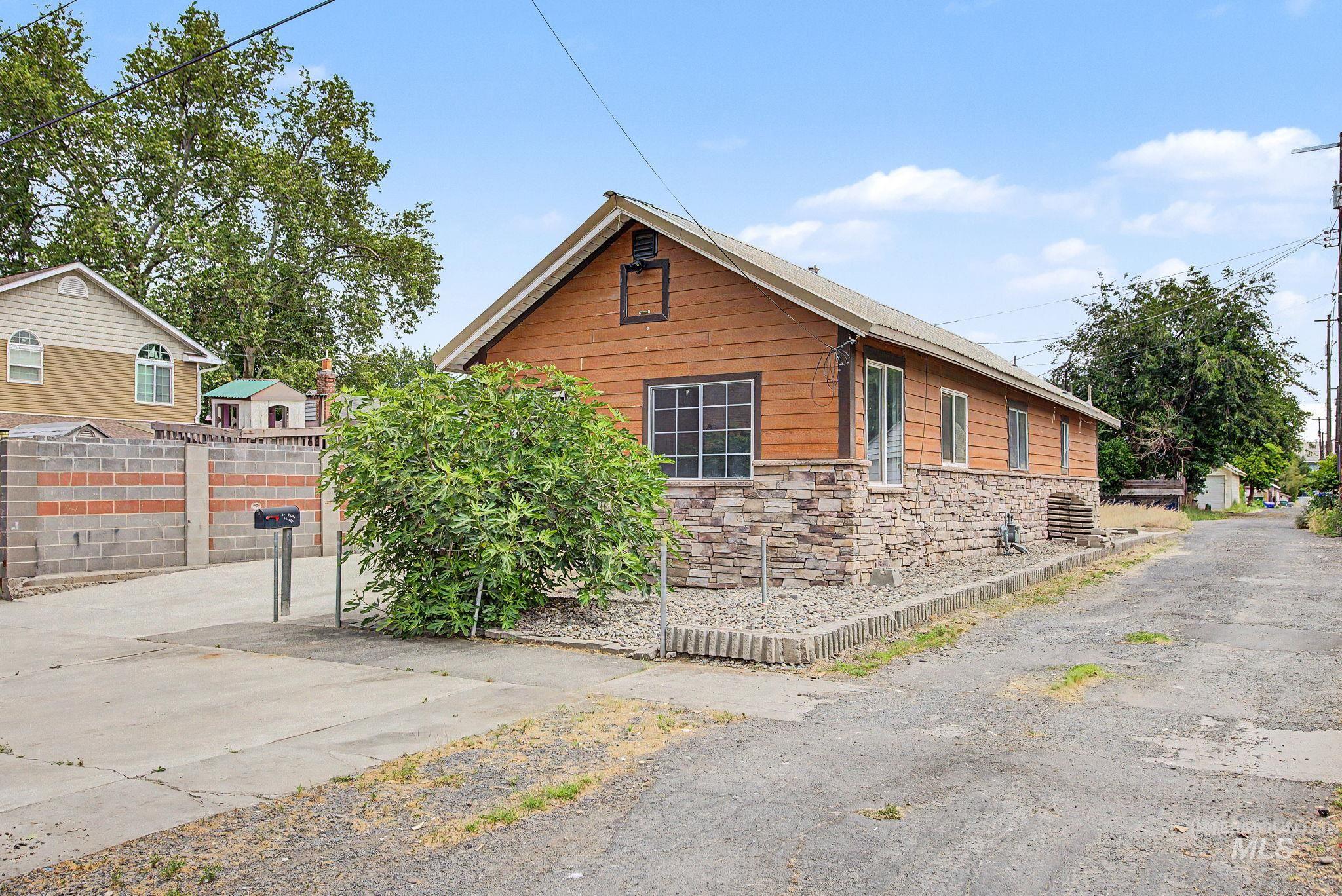 813 10th Street, Lewiston, Idaho 83501, 2 Bedrooms, 1 Bathroom, Residential For Sale, Price $225,000, 98989728