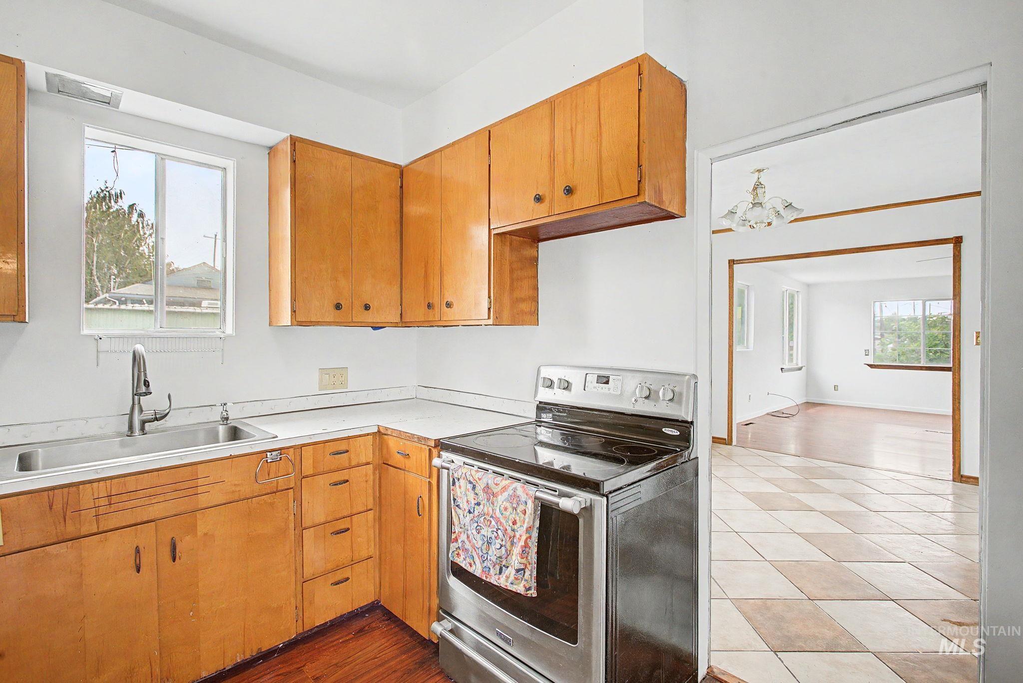 813 10th Street, Lewiston, Idaho 83501, 2 Bedrooms, 1 Bathroom, Residential For Sale, Price $225,000, 98989728