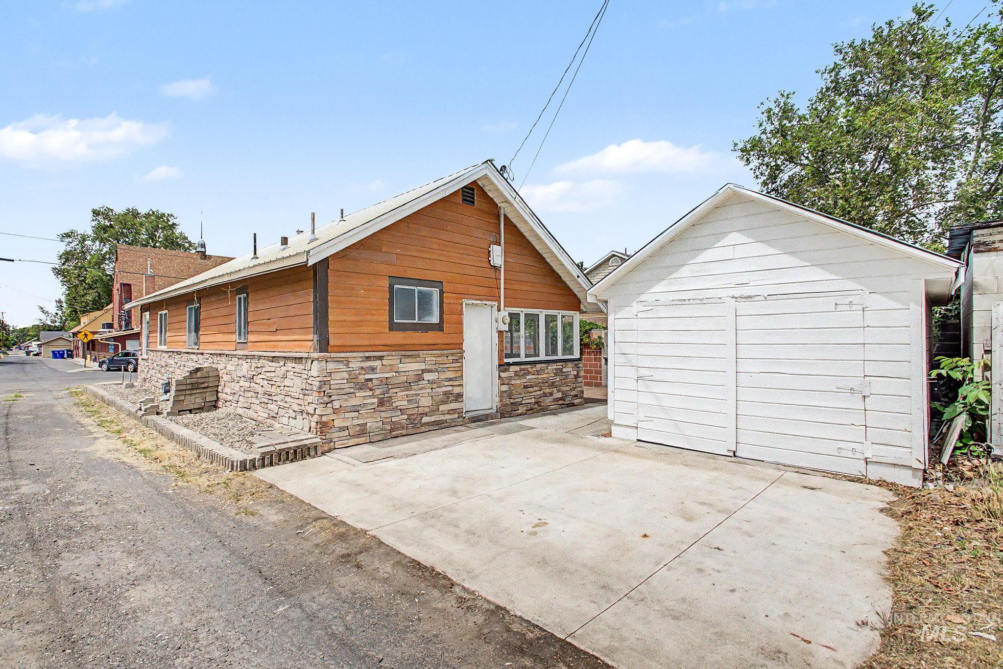 813 10th Street, Lewiston, Idaho 83501, 2 Bedrooms, 1 Bathroom, Residential For Sale, Price $225,000, 98989728
