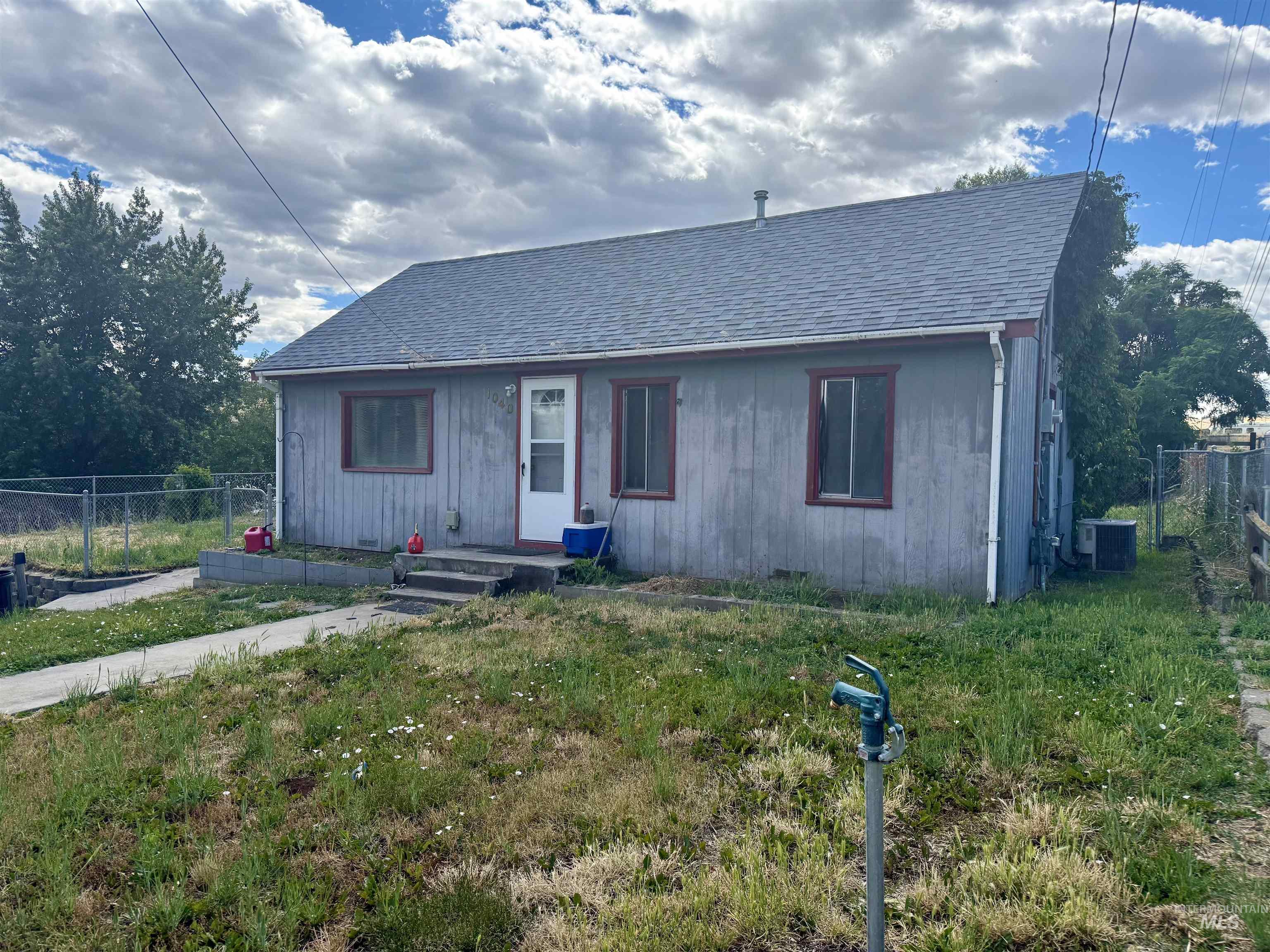 1040 Bridger Ln, Clarkston, Washington 99403, 3 Bedrooms, 1.5 Bathrooms, Residential For Sale, Price $200,000, 98989744