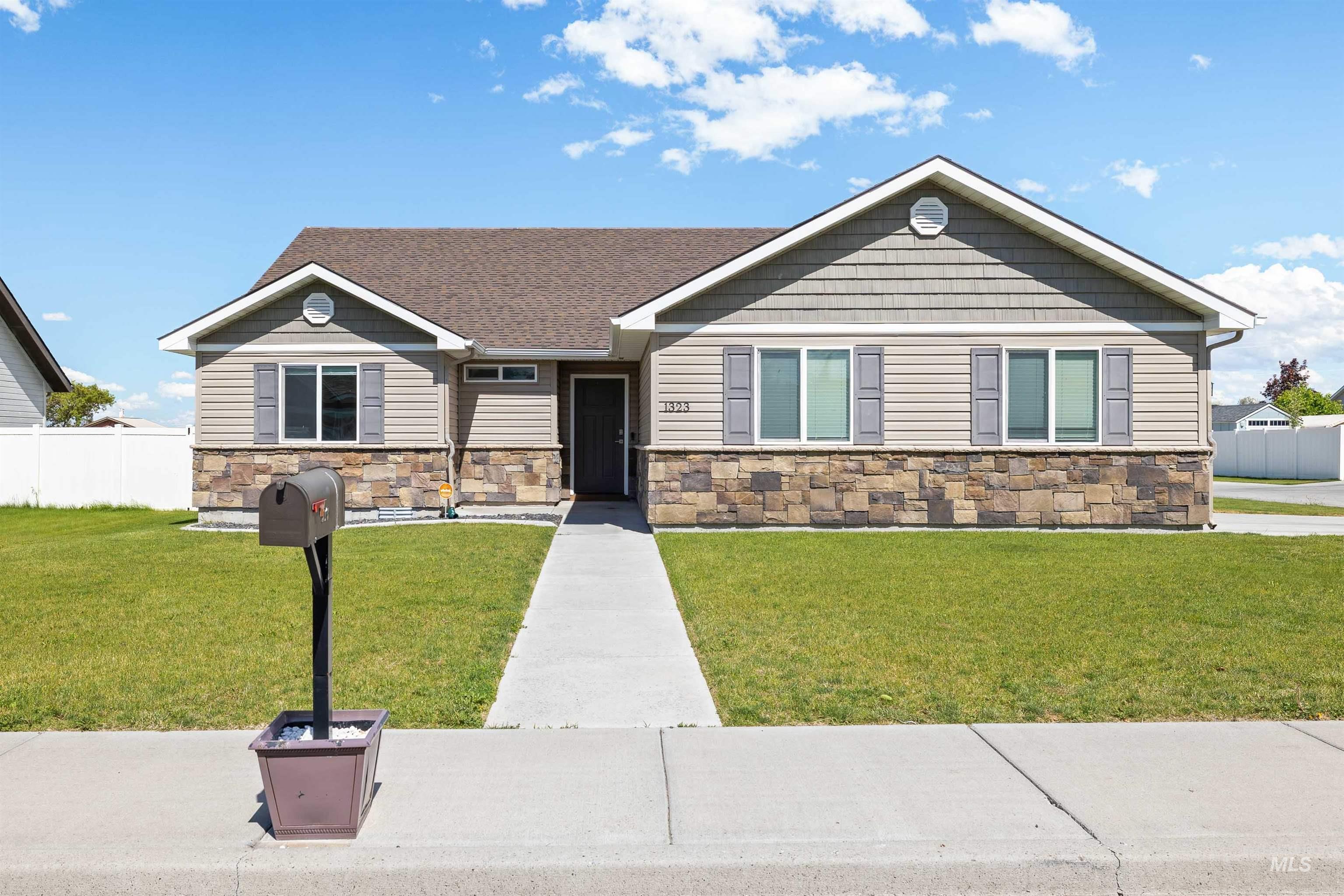 1323 Flint, Twin Falls, Idaho 83301, 3 Bedrooms, 2 Bathrooms, Residential For Sale, Price $359,000,MLS 98989750