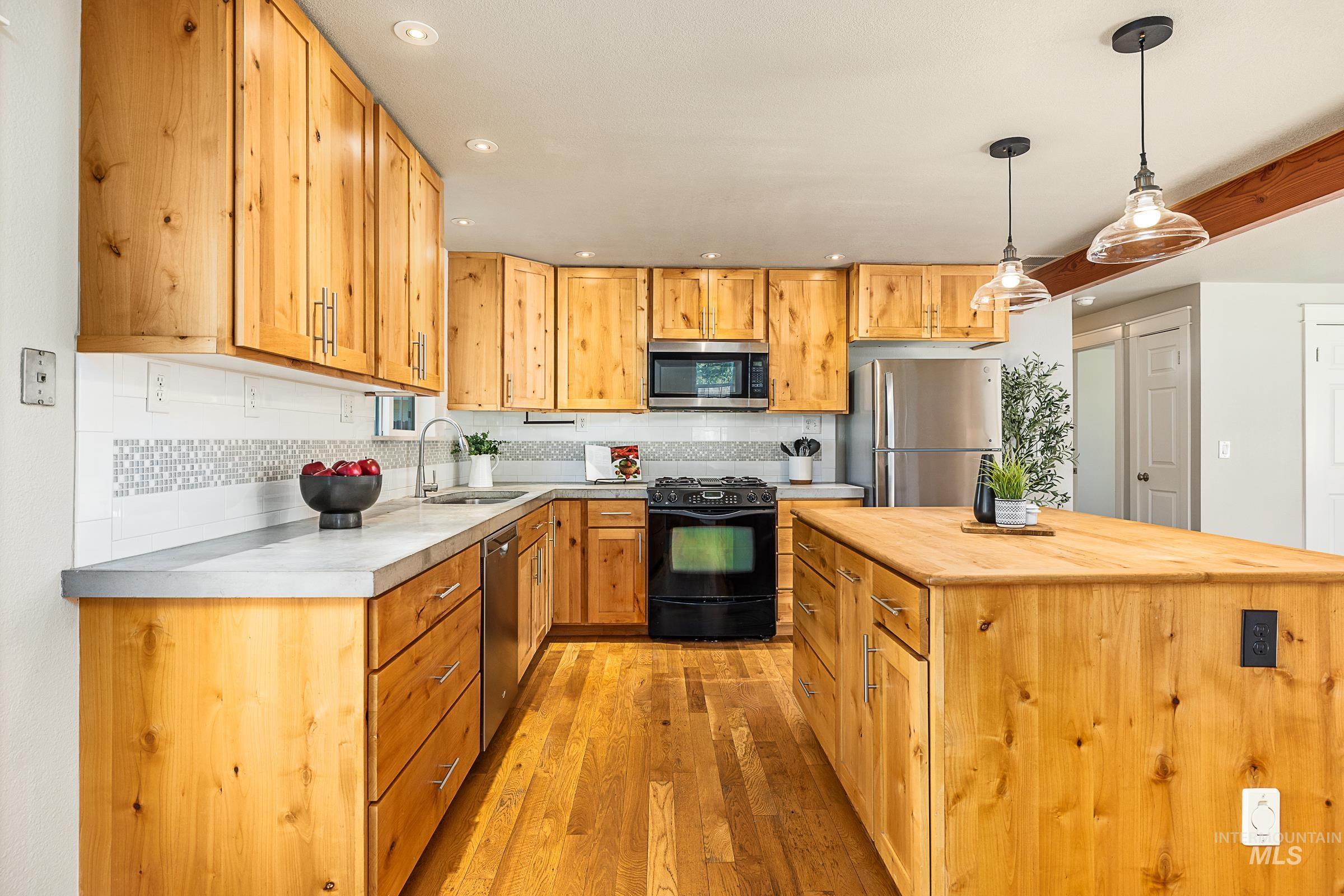 371 S Harlan Pl, Eagle, Idaho 83616-4917, 3 Bedrooms, 2 Bathrooms, Residential For Sale, Price $550,000, 98989752