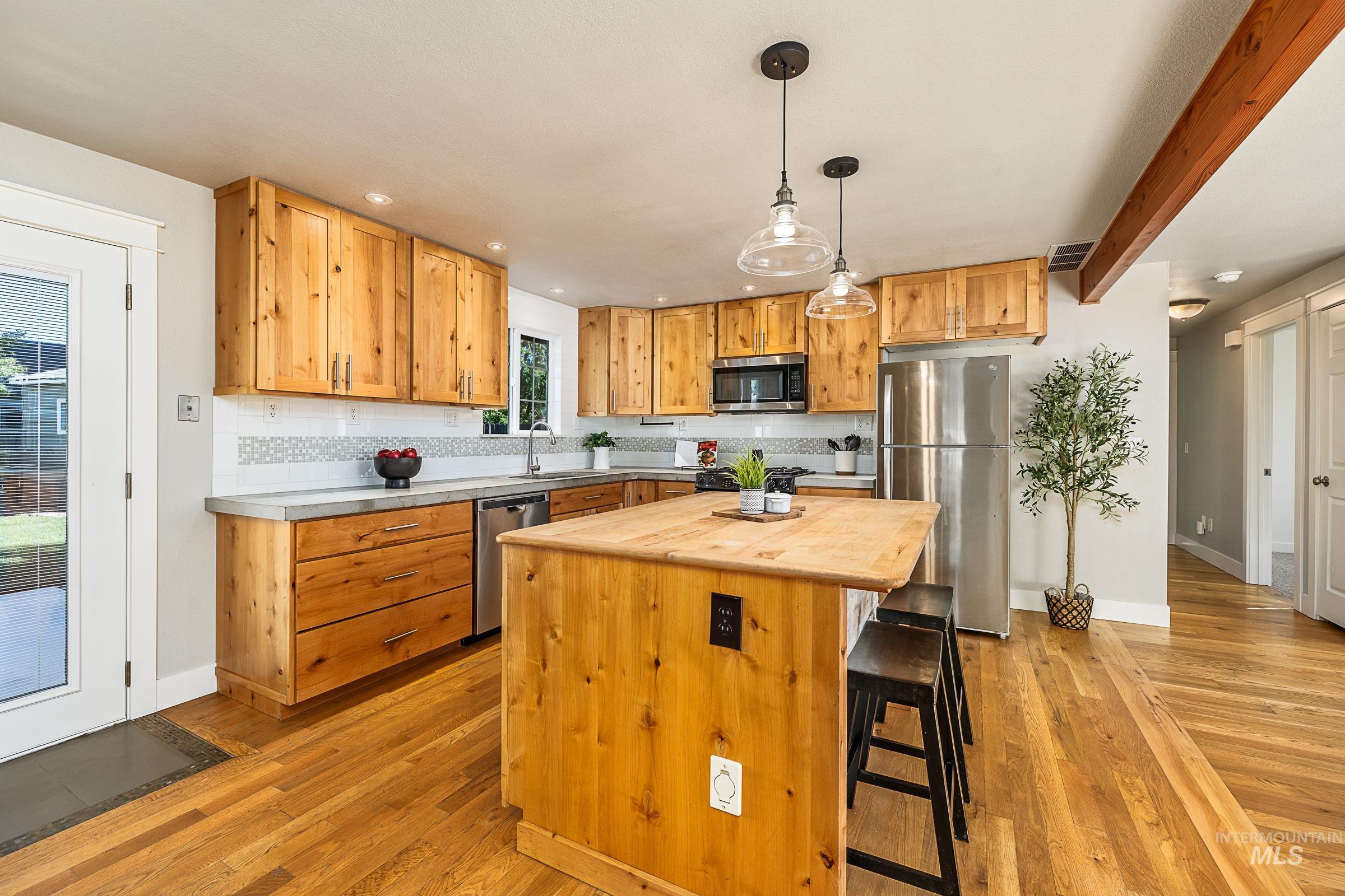 371 S Harlan Pl, Eagle, Idaho 83616-4917, 3 Bedrooms, 2 Bathrooms, Residential For Sale, Price $515,000,MLS 98989752