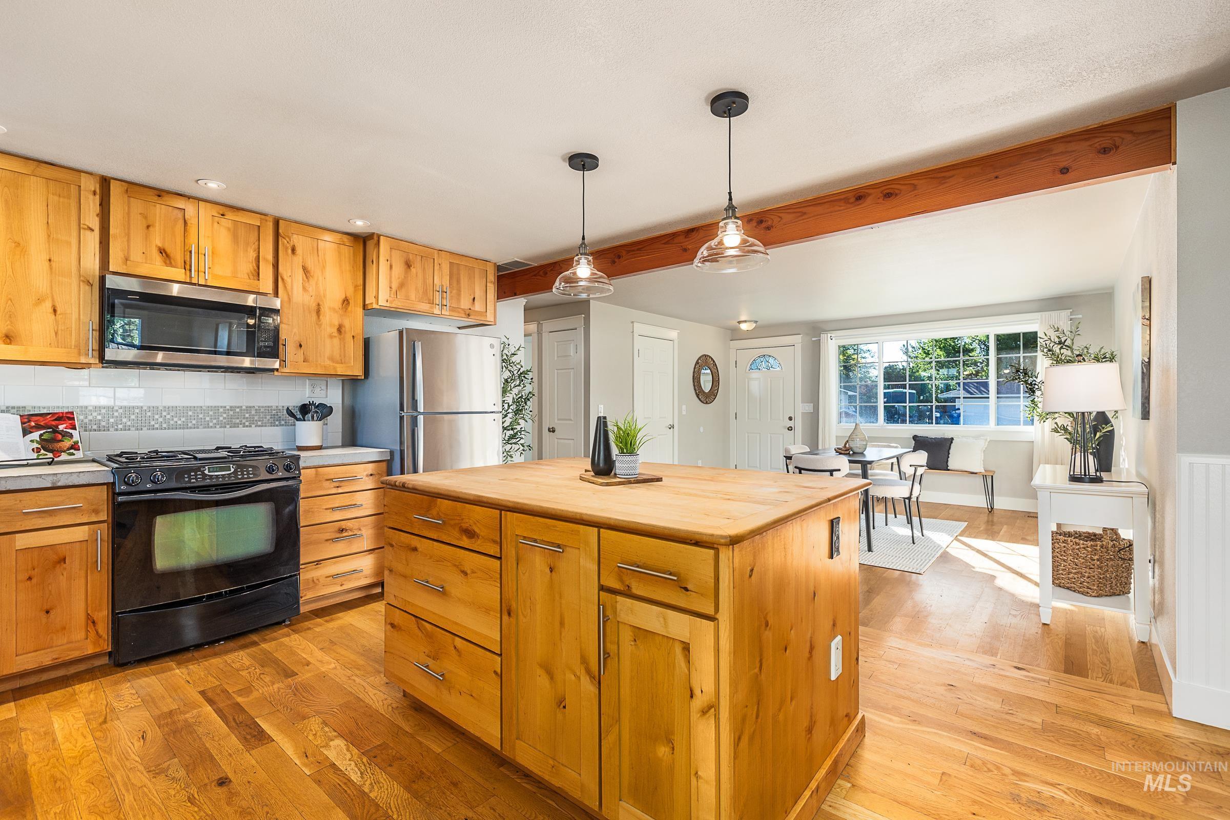 371 S Harlan Pl, Eagle, Idaho 83616-4917, 3 Bedrooms, 2 Bathrooms, Residential For Sale, Price $515,000,MLS 98989752