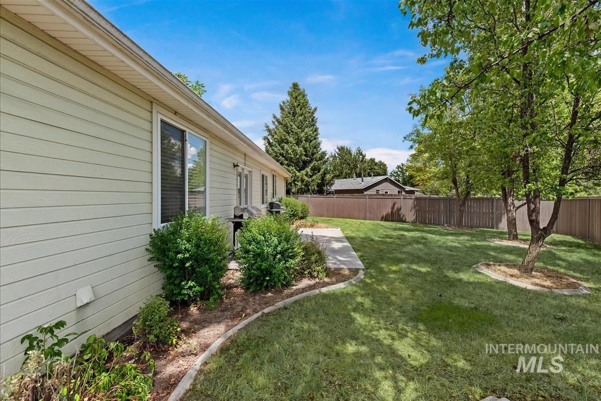 389 W Bosanka Drive, Eagle, Idaho 83616, 3 Bedrooms, 2 Bathrooms, Residential For Sale, Price $585,000, 98989786