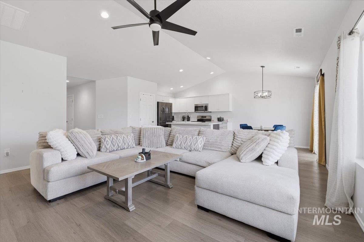 402 Hildago Way, Caldwell, Idaho 83605, 3 Bedrooms, 2 Bathrooms, Residential For Sale, Price $396,900, 98989788