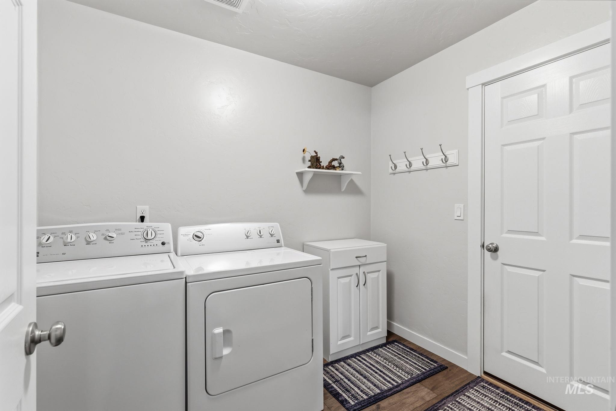 1875 W Deserthawk Dr., Kuna, Idaho 83634, 3 Bedrooms, 2 Bathrooms, Residential For Sale, Price $415,000,MLS 98989831