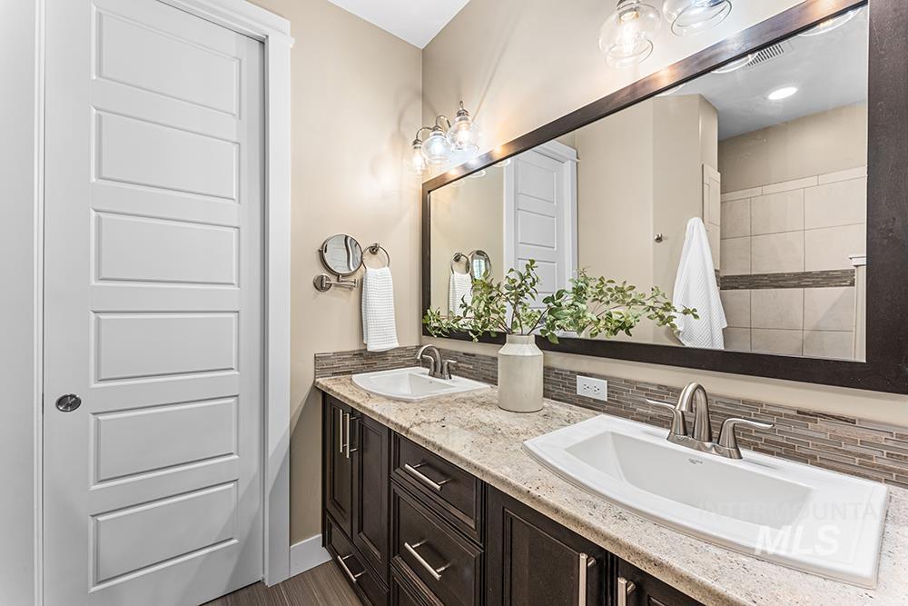 2915 S Old Hickory Way, Boise, Idaho 83716, 4 Bedrooms, 3.5 Bathrooms, Residential For Sale, Price $869,000,MLS 98989840