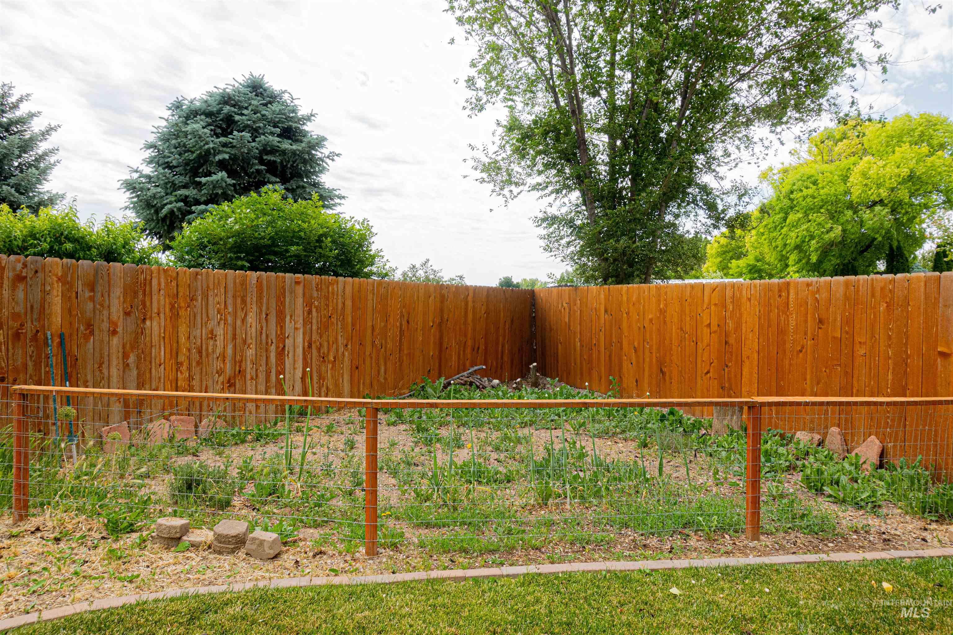 609 Stony Meadow Dr, Nampa, Idaho 83686, 3 Bedrooms, 2 Bathrooms, Residential For Sale, Price $335,000,MLS 98989856