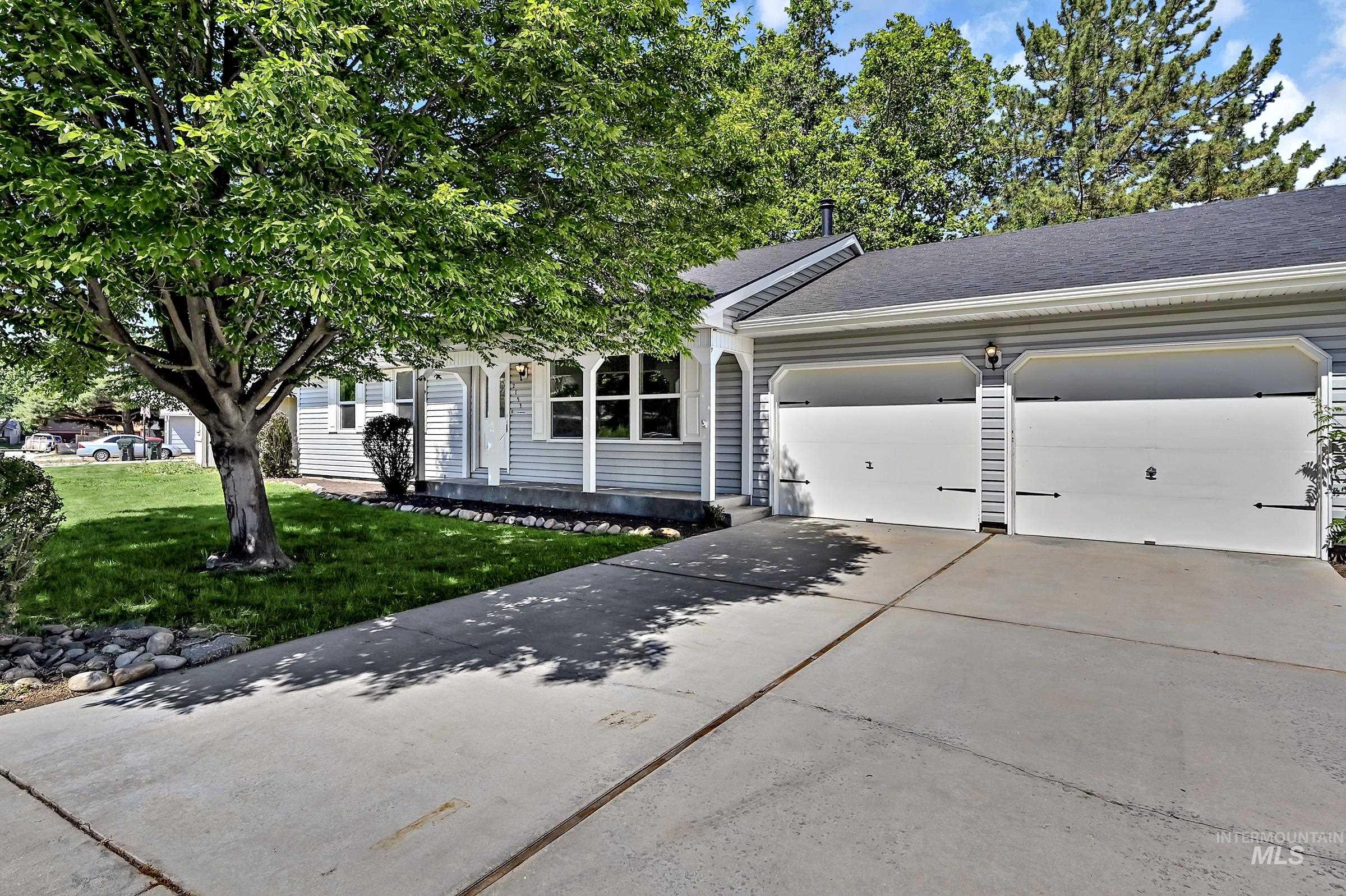 2153 N Leann Way, Meridian, Idaho 83646-1227, 3 Bedrooms, 2 Bathrooms, Residential For Sale, Price $410,000,MLS 98989862