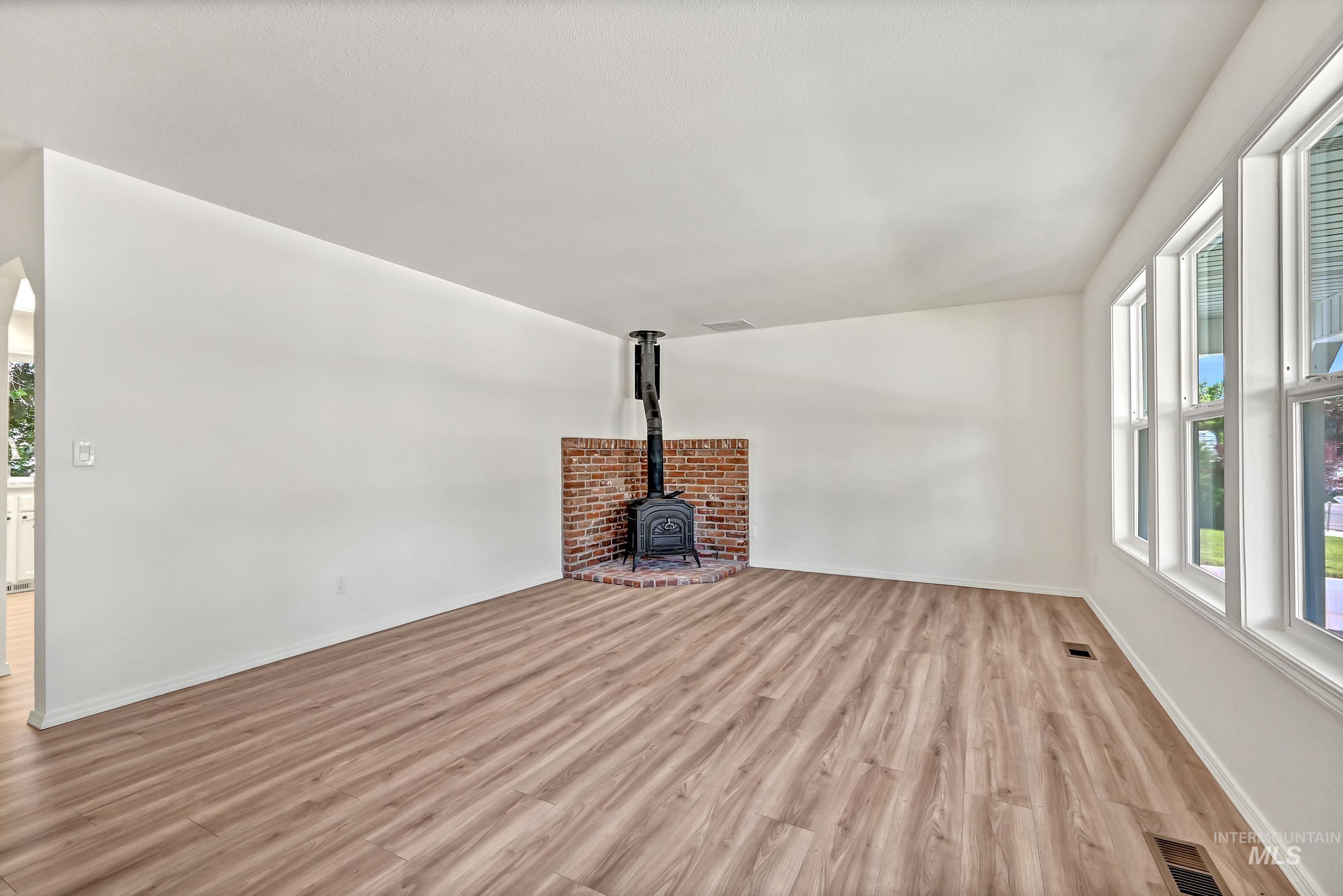 2153 N Leann Way, Meridian, Idaho 83646-1227, 3 Bedrooms, 2 Bathrooms, Residential For Sale, Price $410,000,MLS 98989862