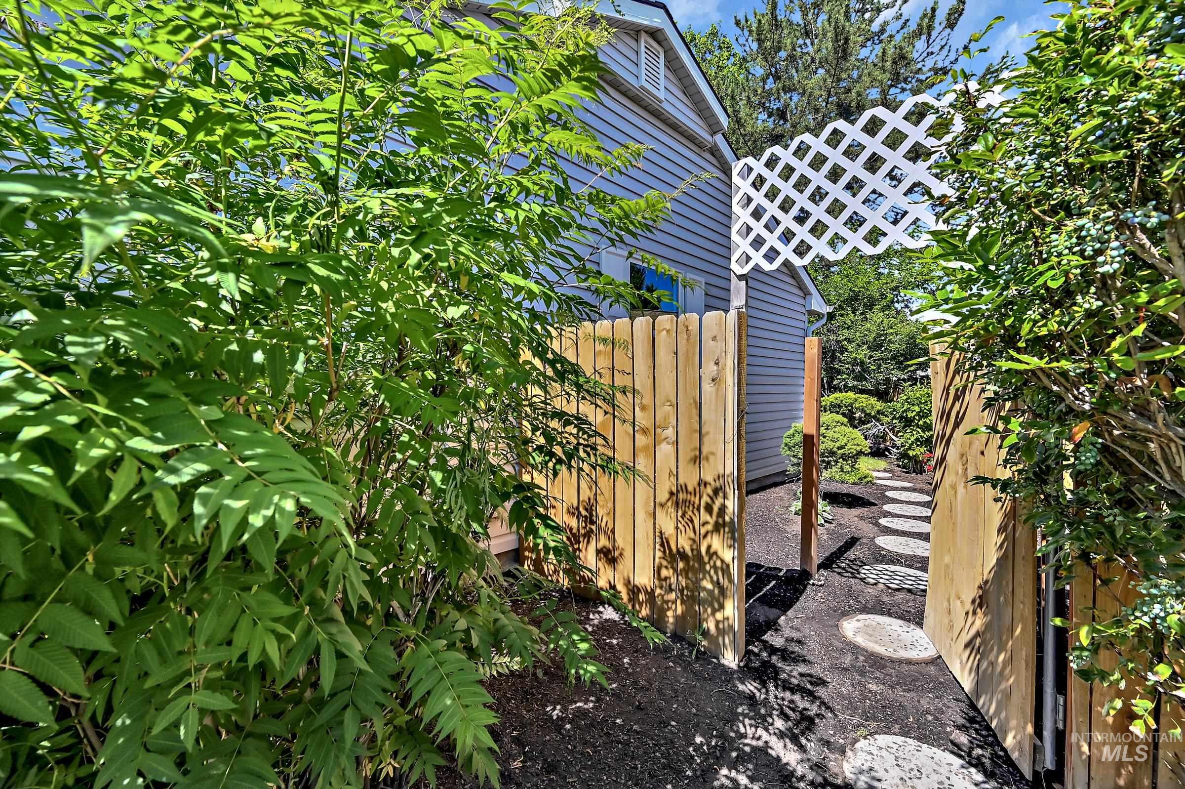 2153 N Leann Way, Meridian, Idaho 83646-1227, 3 Bedrooms, 2 Bathrooms, Residential For Sale, Price $410,000,MLS 98989862