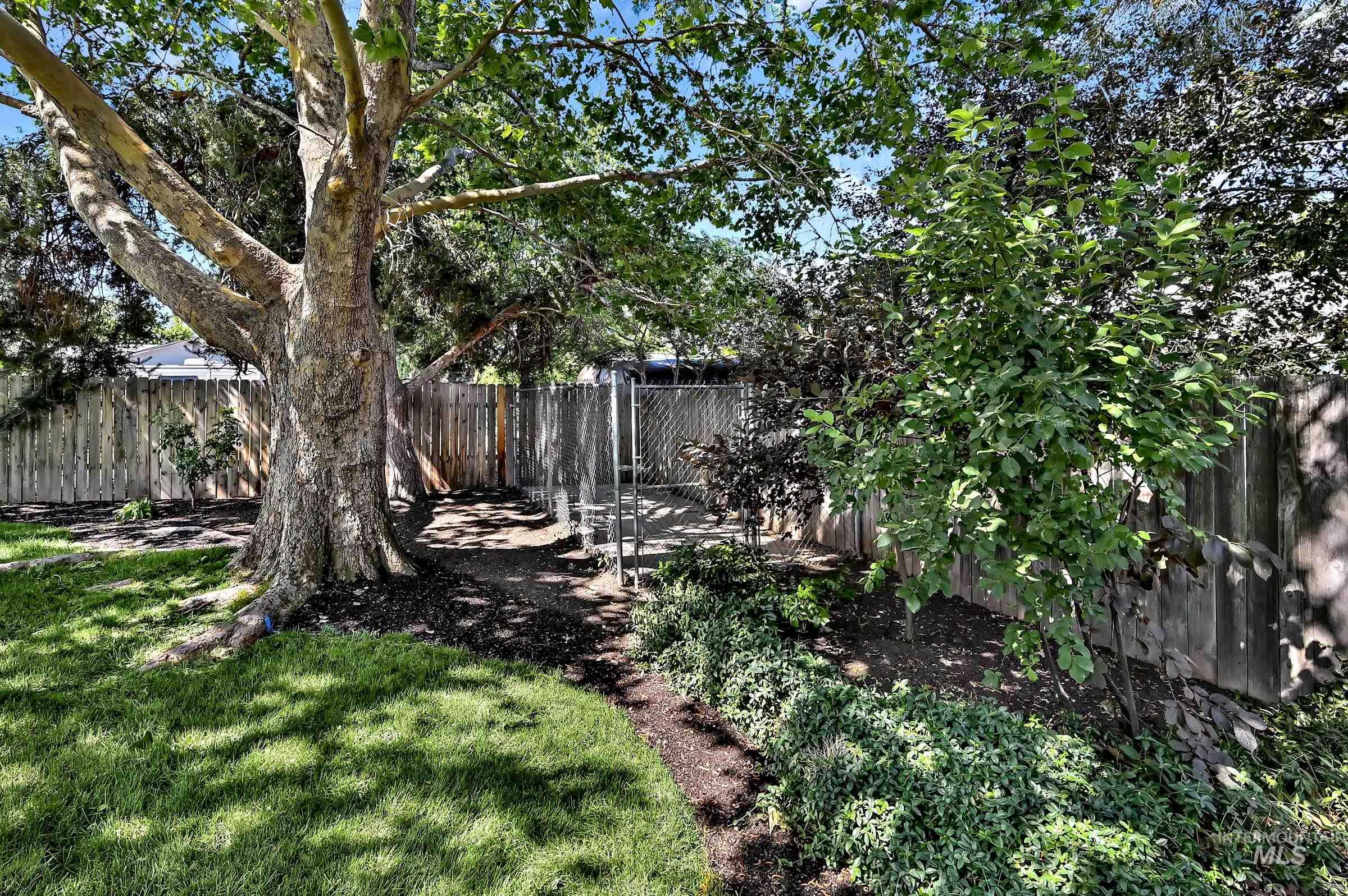 2153 N Leann Way, Meridian, Idaho 83646-1227, 3 Bedrooms, 2 Bathrooms, Residential For Sale, Price $410,000,MLS 98989862