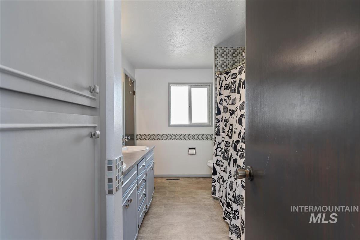 9568 W Atmore Dr., Boise, Idaho 83704, 3 Bedrooms, 2 Bathrooms, Residential For Sale, Price $449,000,MLS 98989875